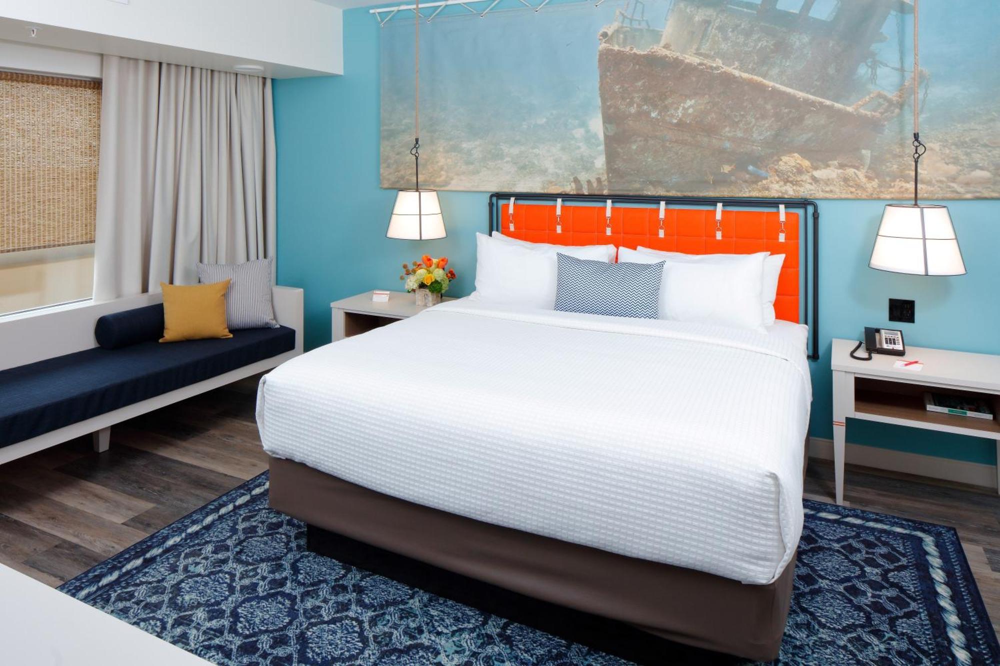 Habitación con cama extragrande y ducha a ras de suelo - adaptada para personas con discapacidad auditiva
