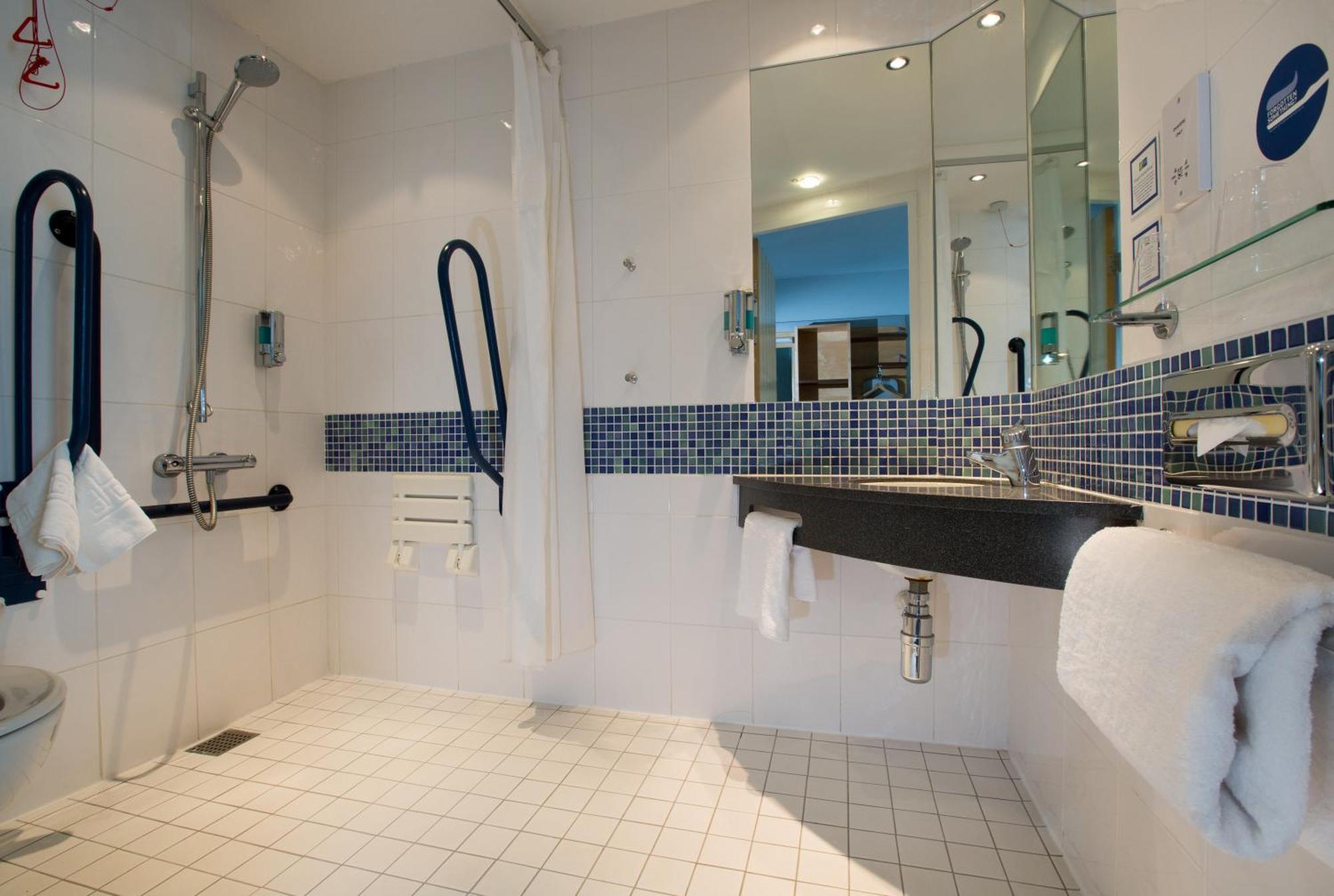 Standard Twin Room with Free Hot Breakfast - Accessible