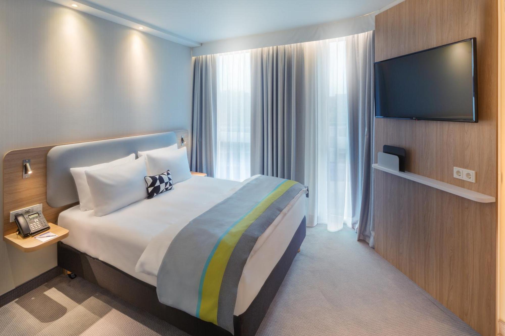 Standard Queen Room