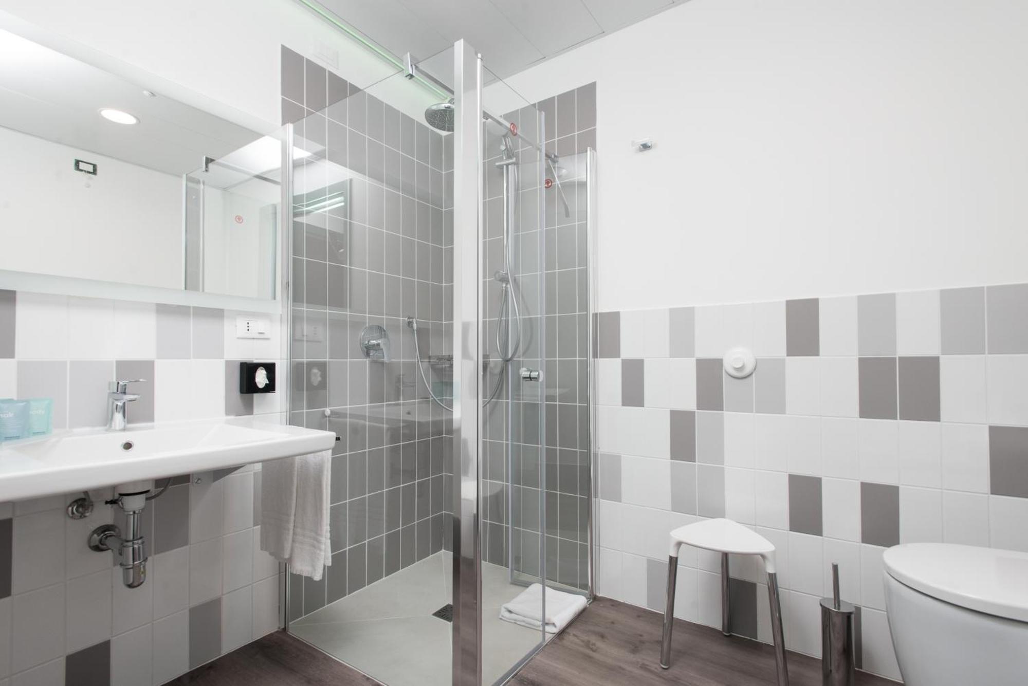 Chambre Double avec Bain à Remous - Vue Intérieure sur Galerie