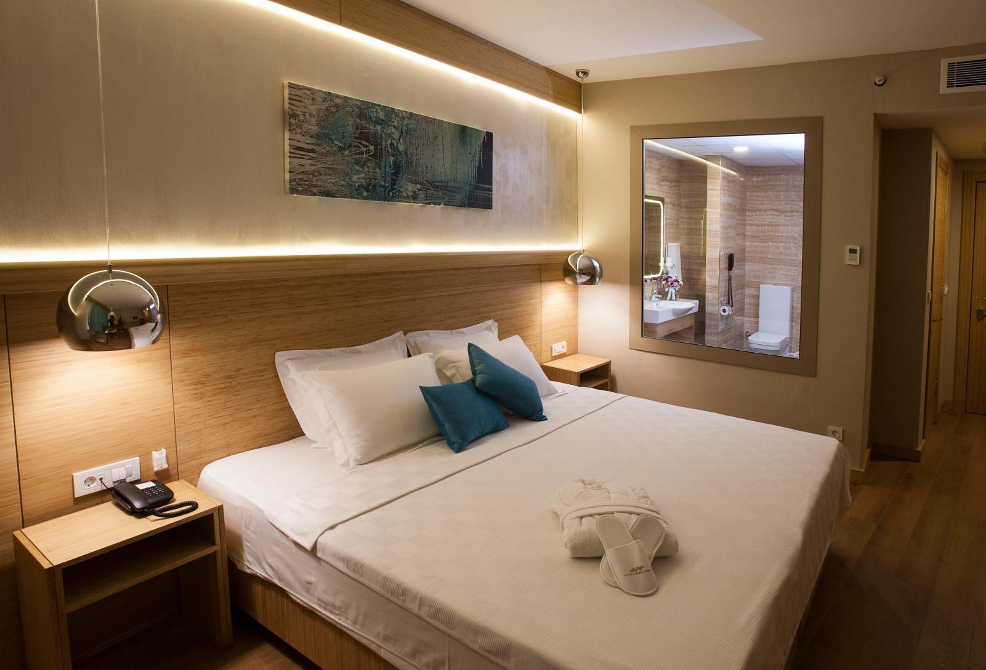 Deluxe Double Room Bath