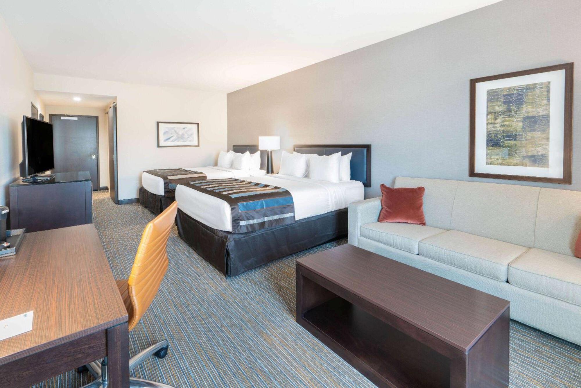 Deluxe Queen Room with Two Queen Beds - Non-Smoking,1284748072:JPEG