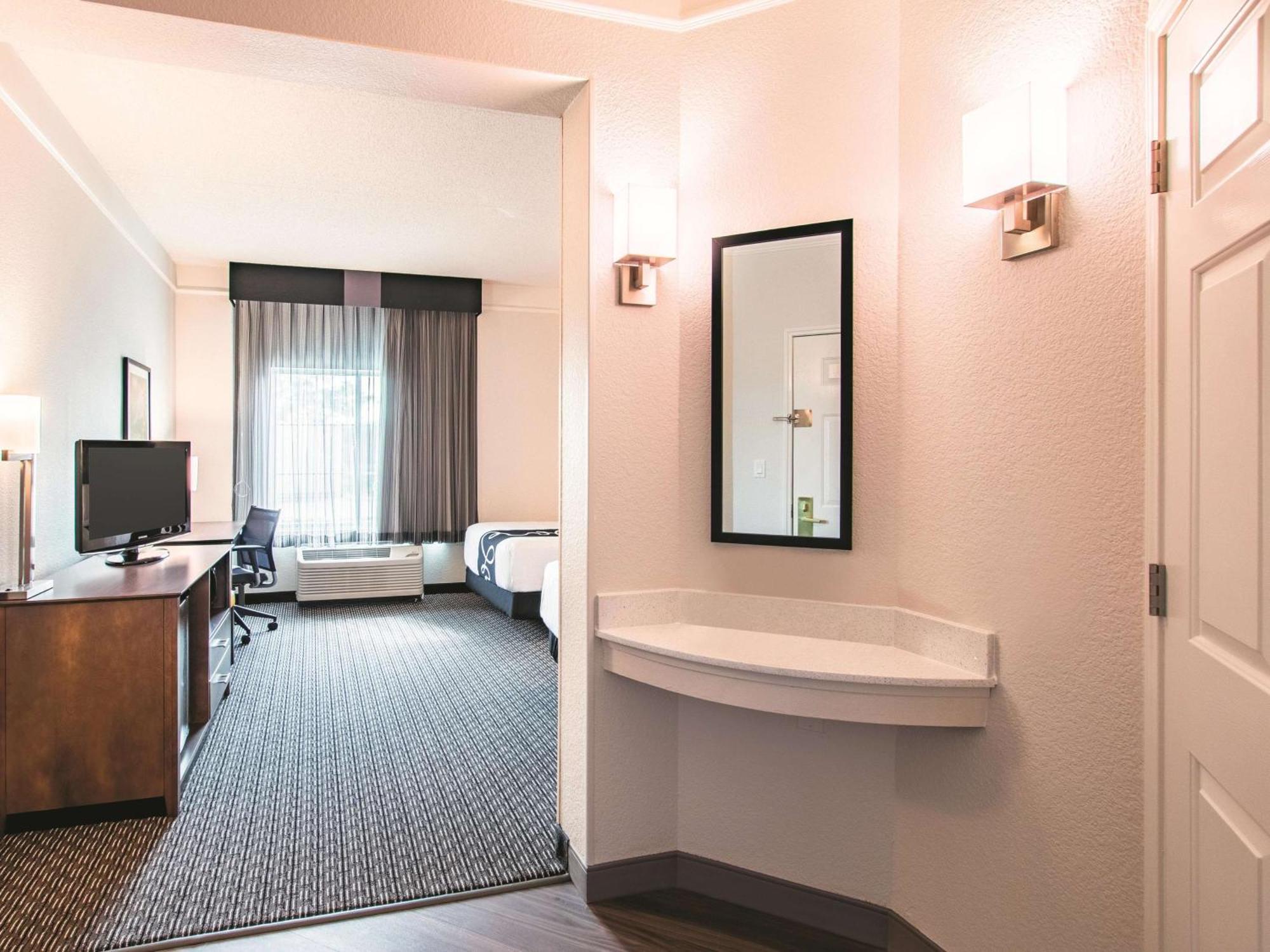 Double Room Two Double Beds Bath Tub Mobility or Hearing Accessible Non-Smoking,1285023760:JPEG