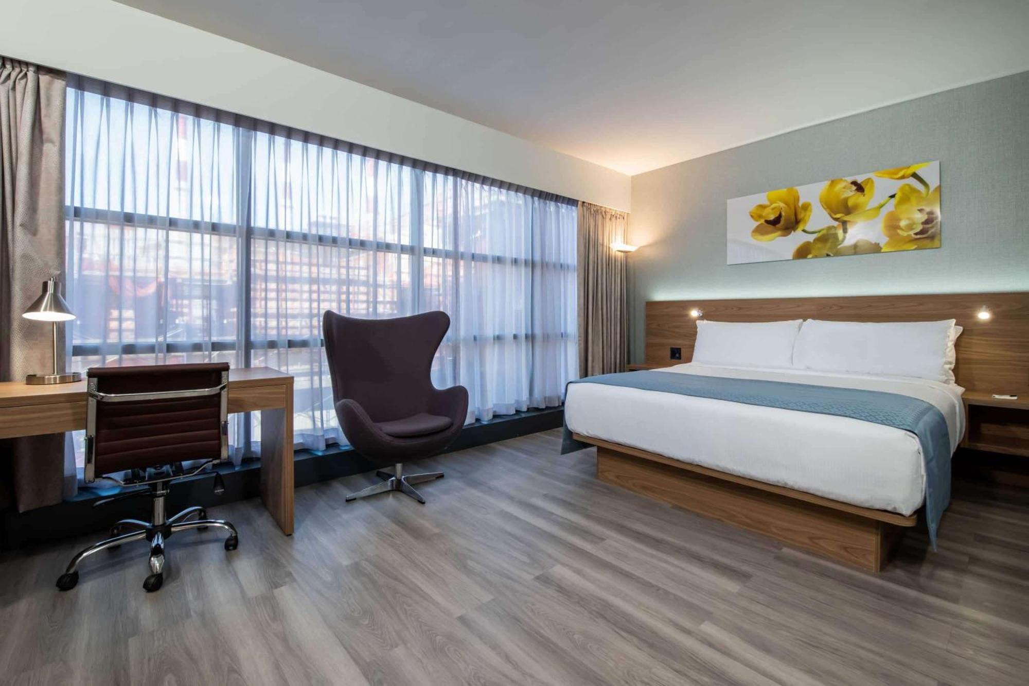 Quarto com Cama King-size e Chuveiro Acessível a Cadeirantes - Acessível para Hóspedes com Capacidade Auditiva e Mobilidade Reduzidas - Não Fumantes