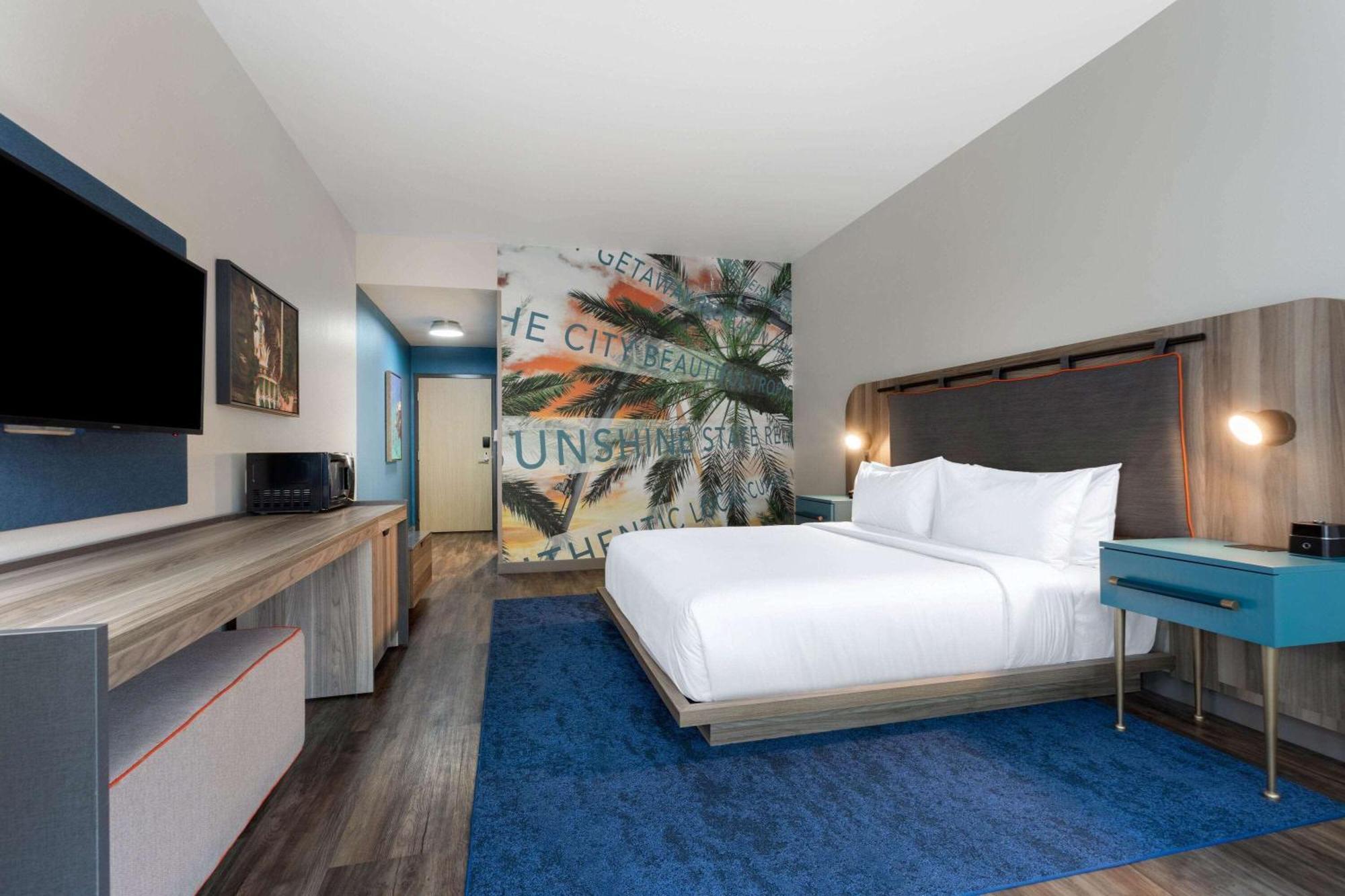 Deluxe King Room Mobility Access or Non-Smoking