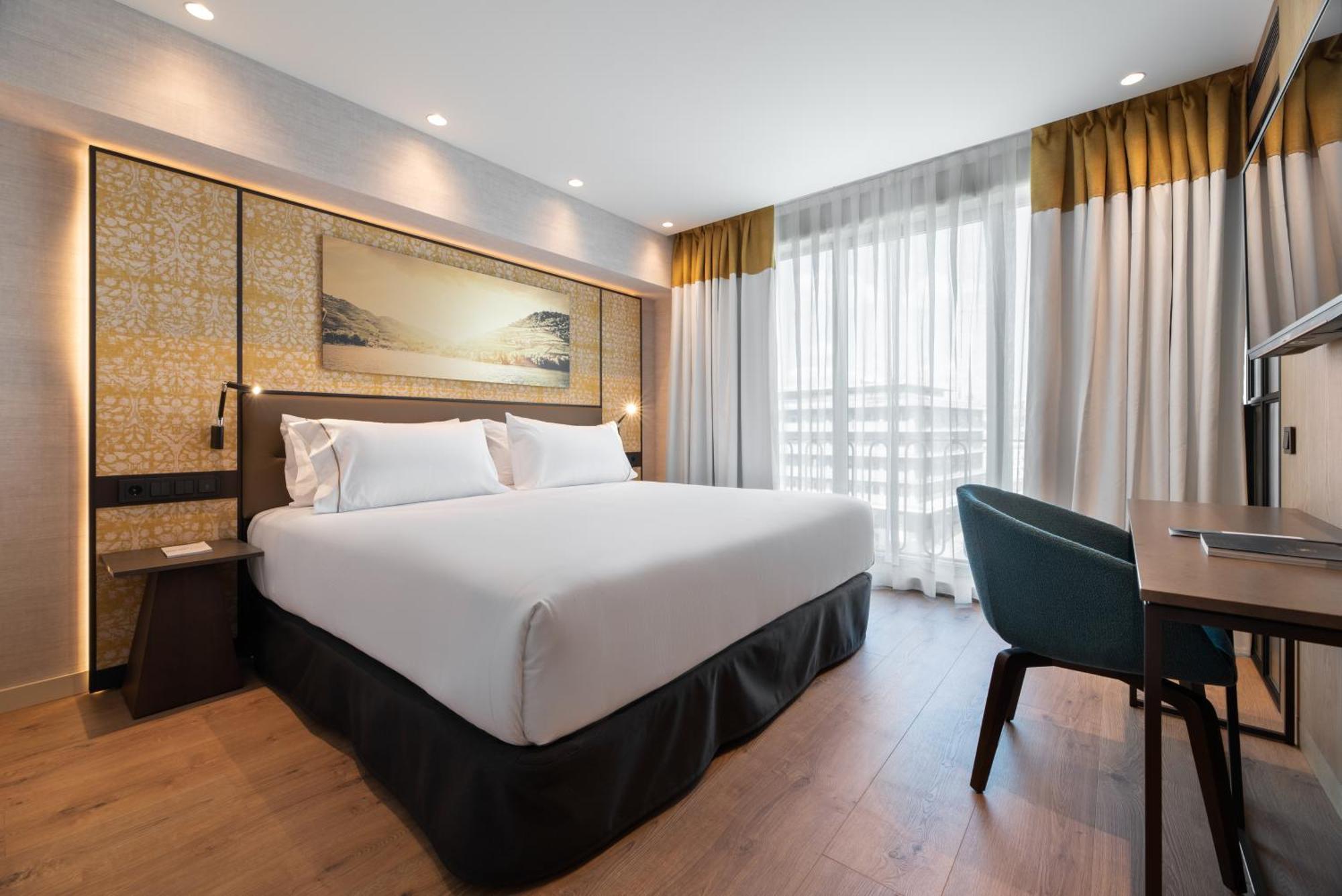 Deluxe Double Room Balcony Aliados View