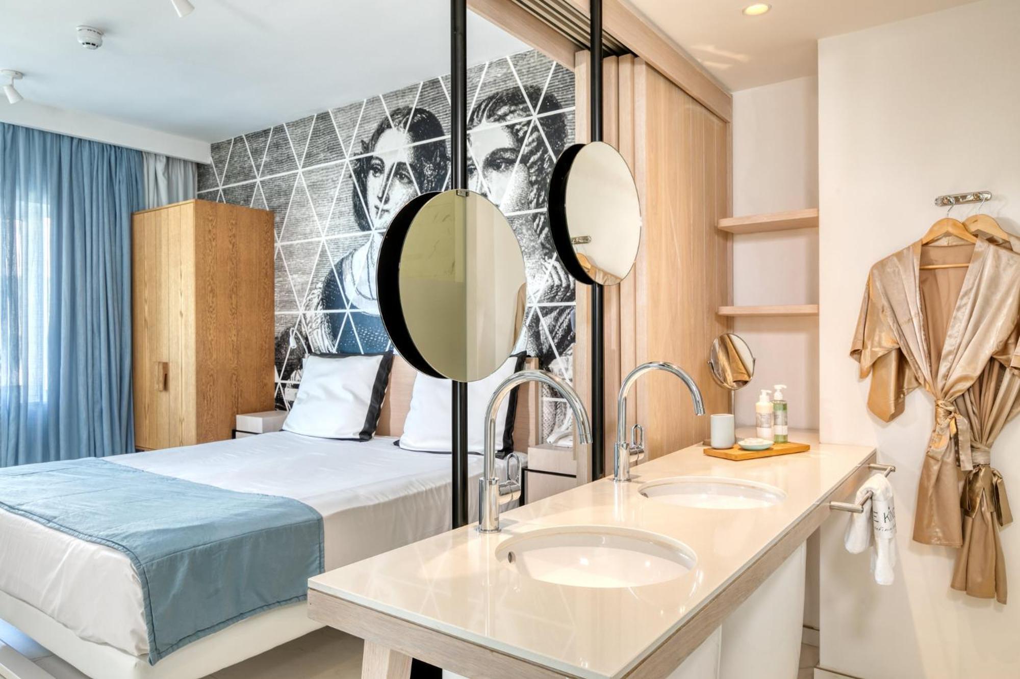 One-Bedroom Suite Limited Sea View Double Bed