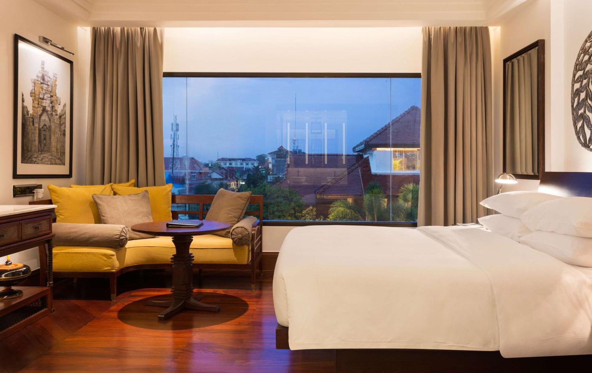 Habitación con cama extragrande y vistas al jardín