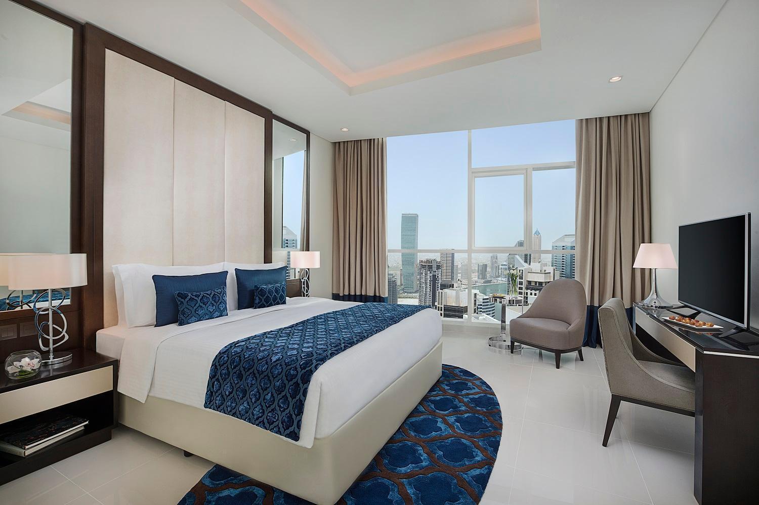 One Bedroom Suite City Skyline View