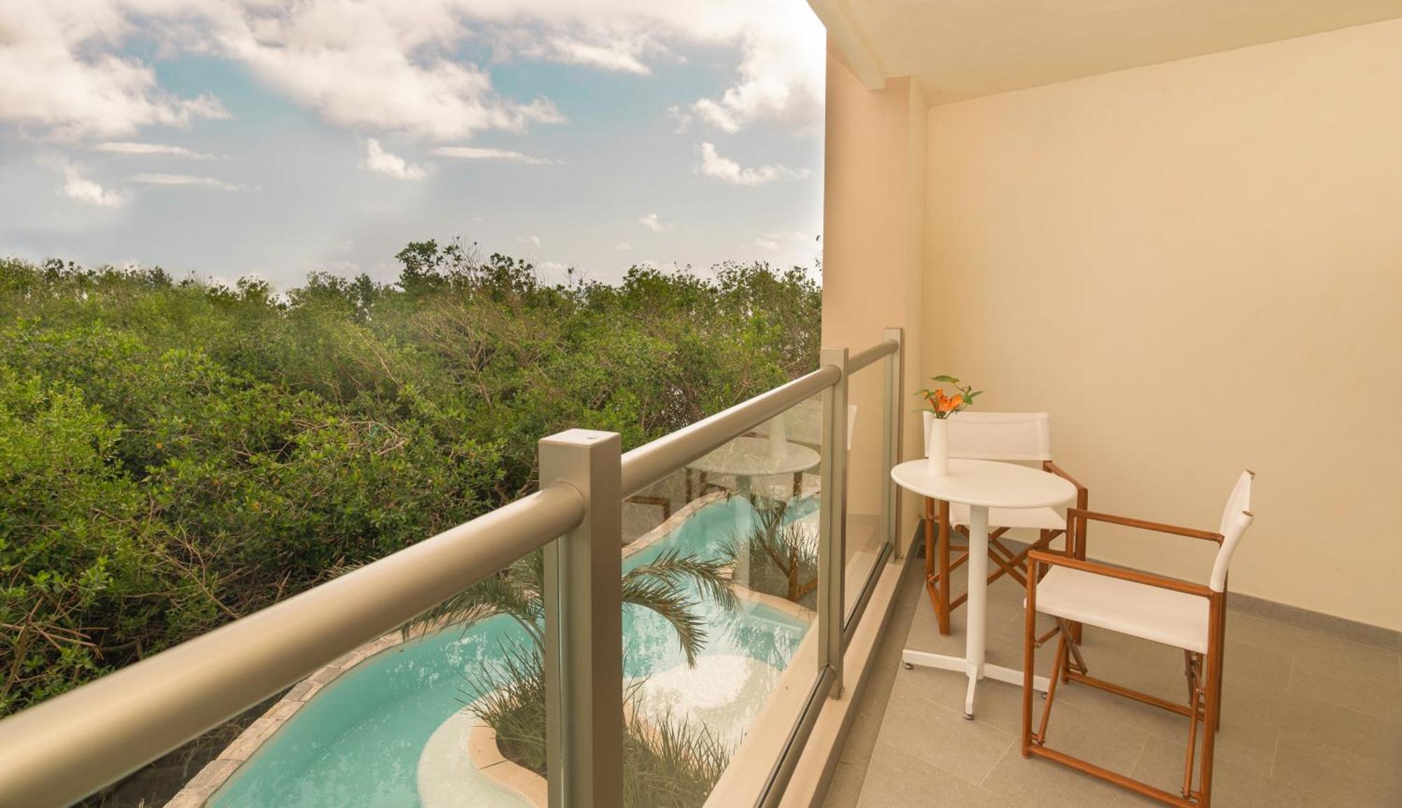 Junior Suite Tropical View Double Beds