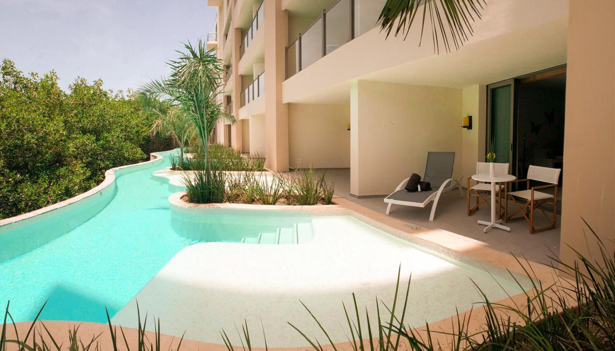 Junior Suite Swim Out Double Beds