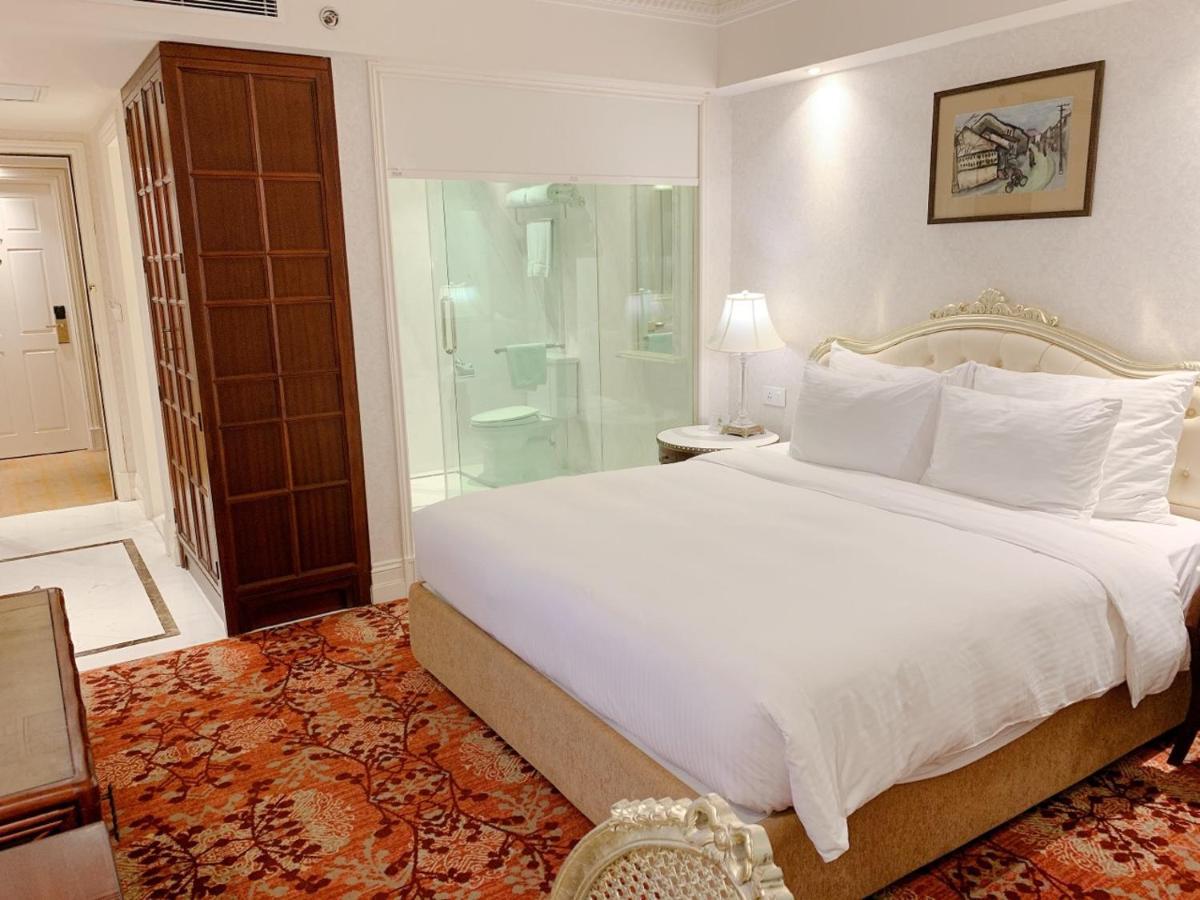 Deluxe Double Room Sketch 1 King Bed