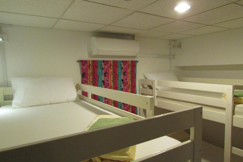Einzelbett im Zimmer für Frauen
