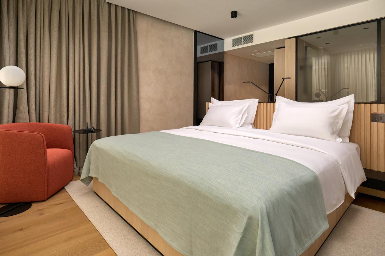 Superior King Room with Street View