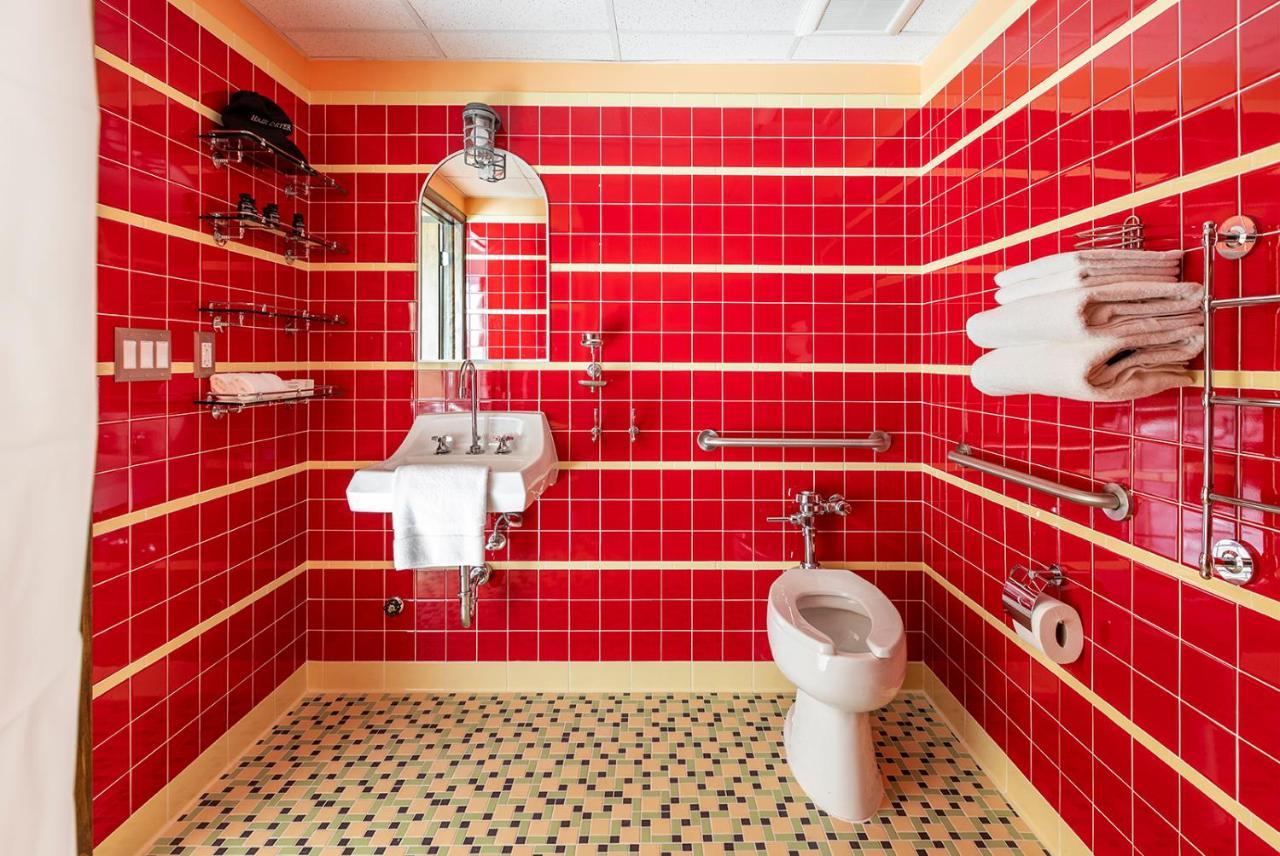 Deluxe King Suite Accessible
