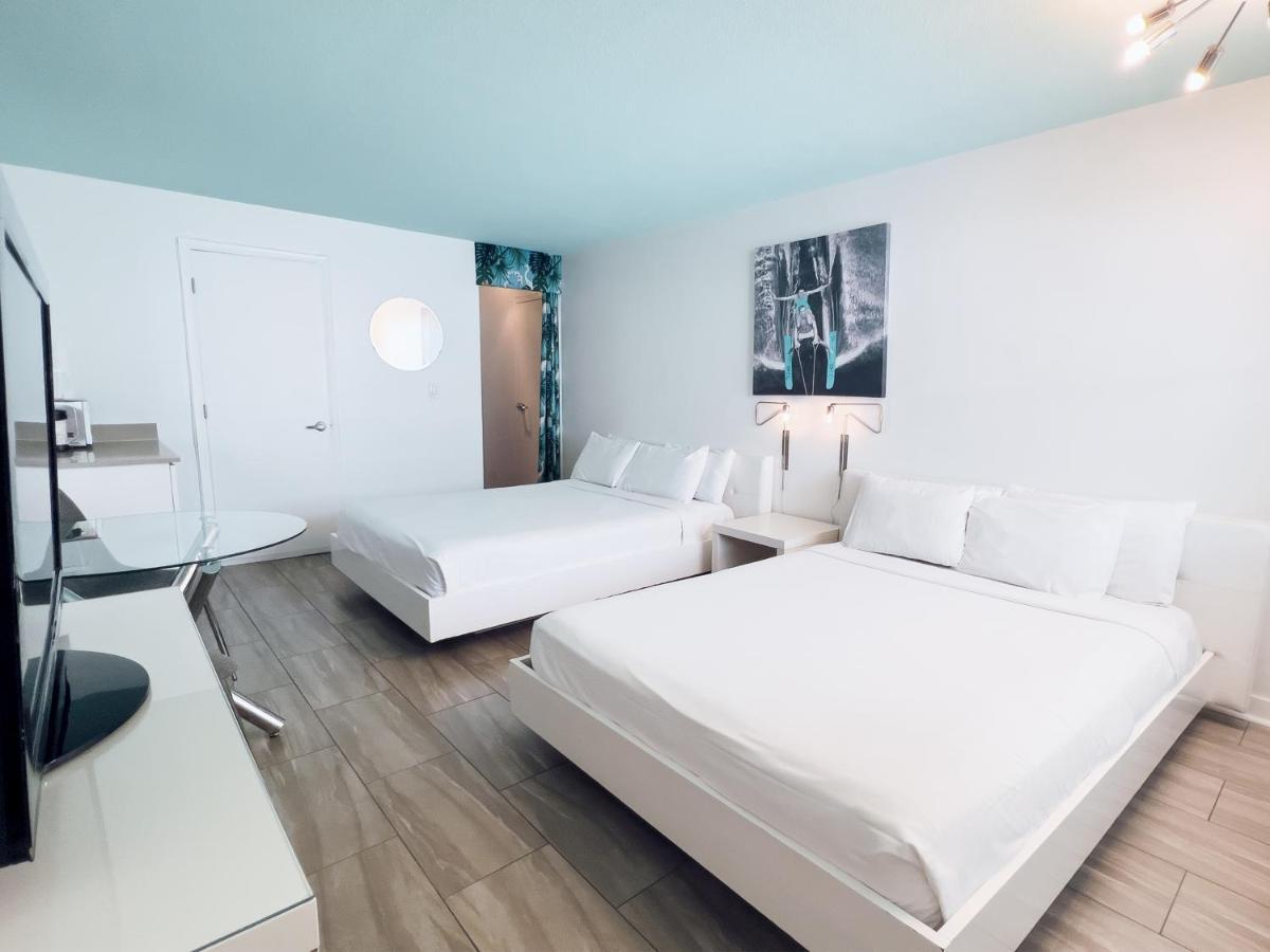 Studio Two Queen Beds