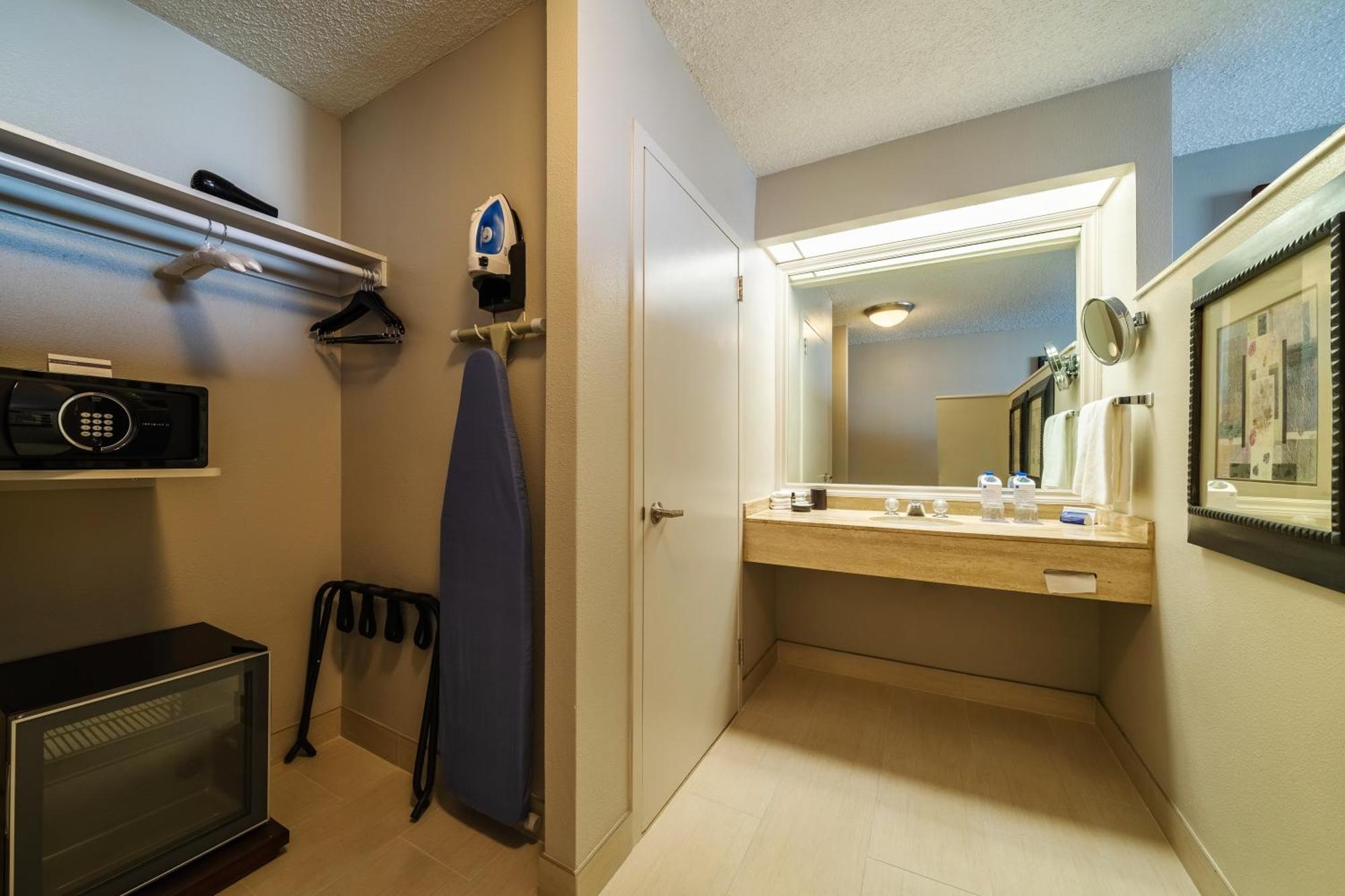 Chambre Lit King-Size pour Personnes à Mobilité Réduite avec Douche Accessible aux Personnes à Mobilité Réduite