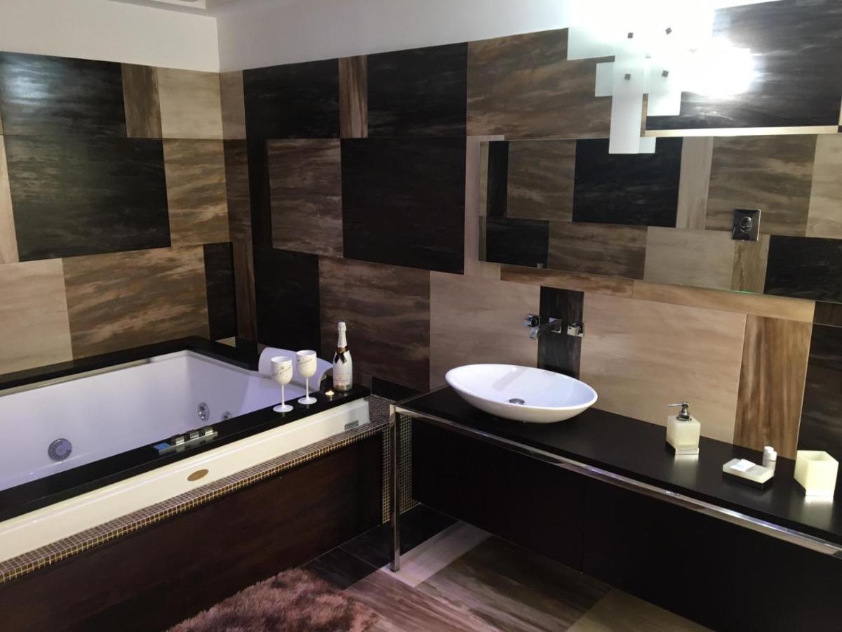 Family Room Private Bathroom