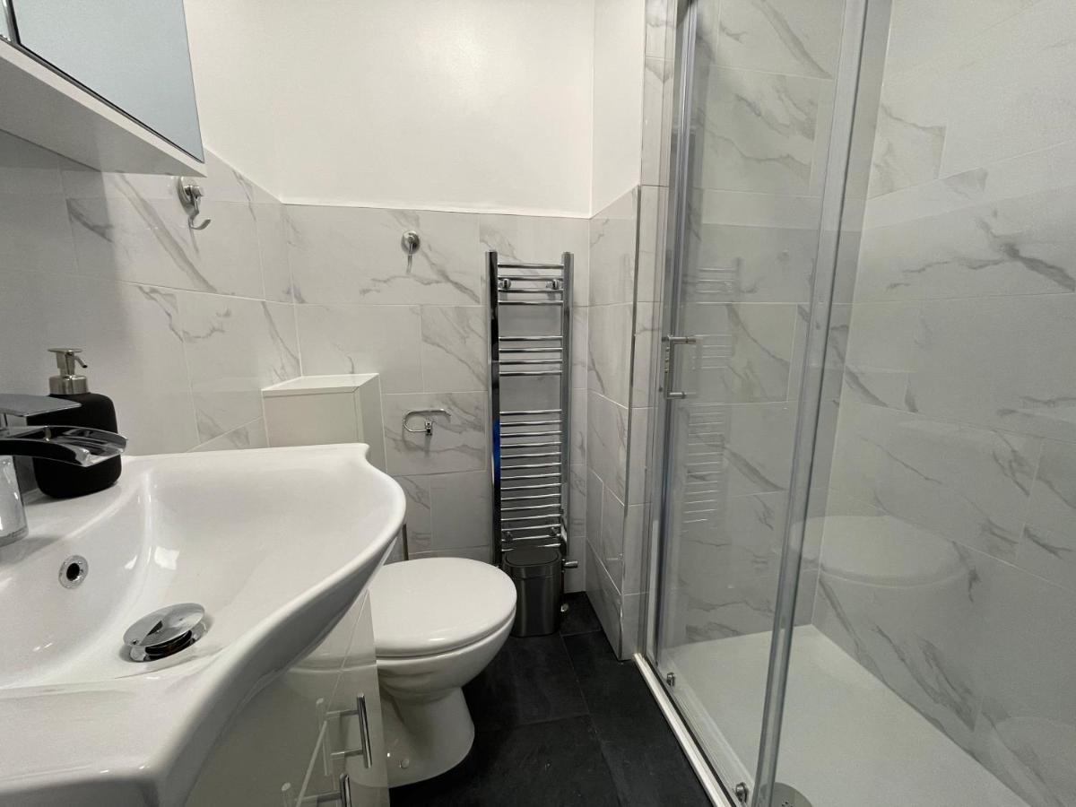 Deluxe Double Room Shower
