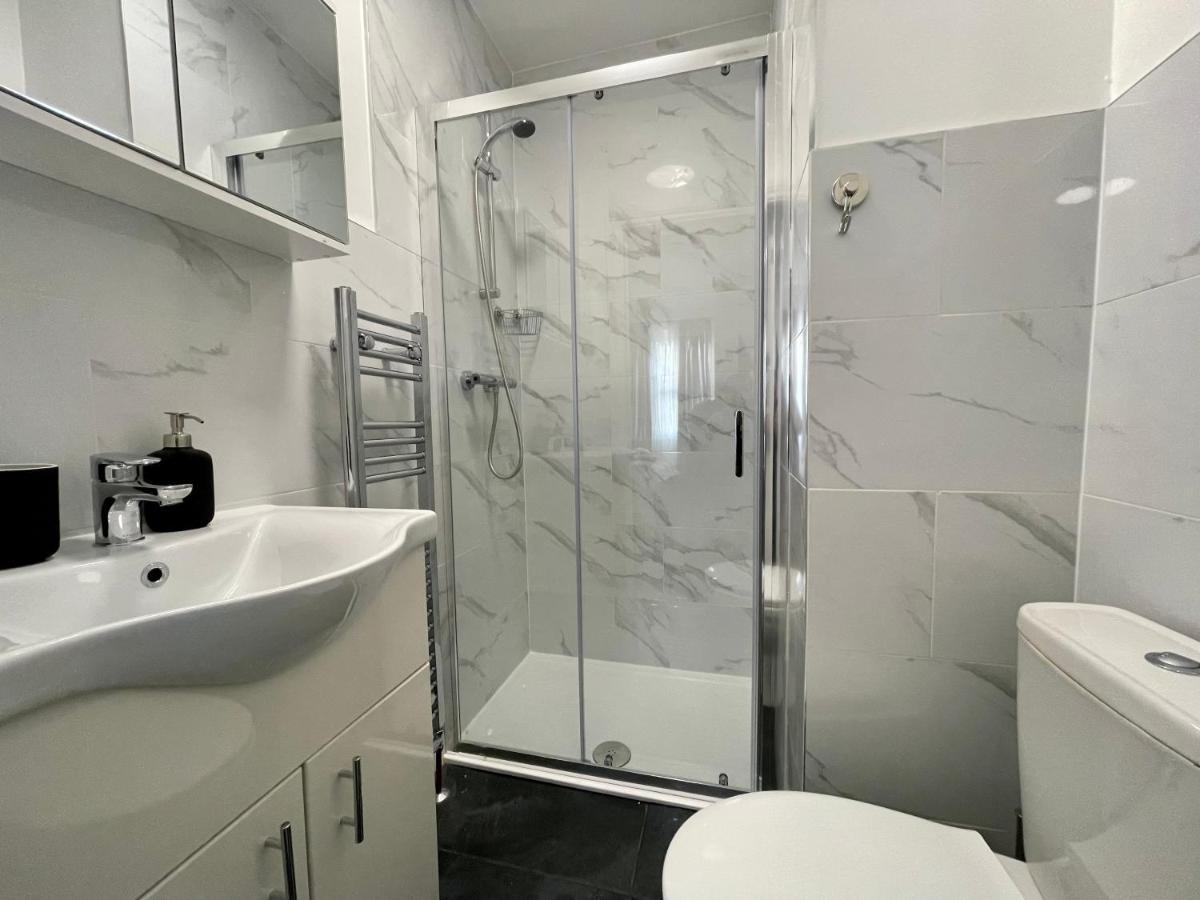 Deluxe Double Room Shower