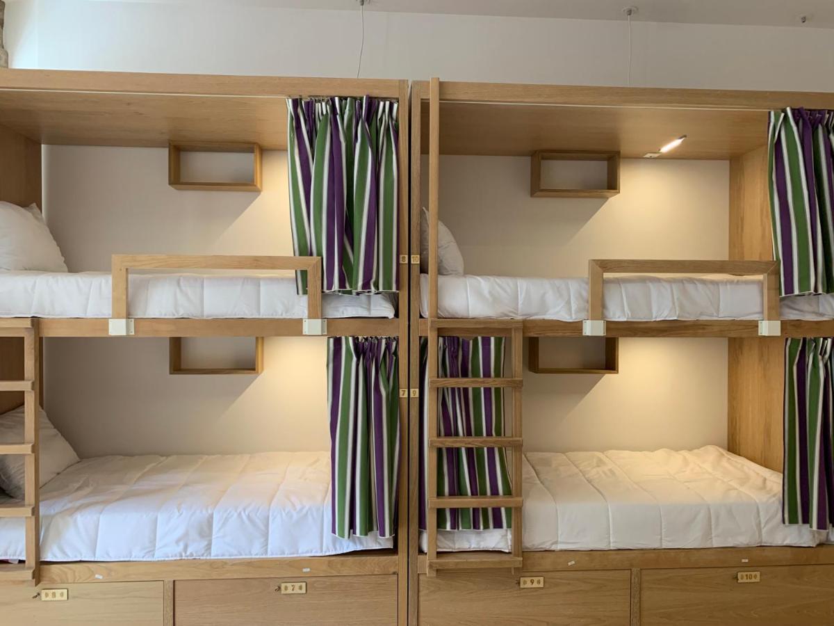 Dit is een bed in een vrouwenslaapzaal met 12 bedden.