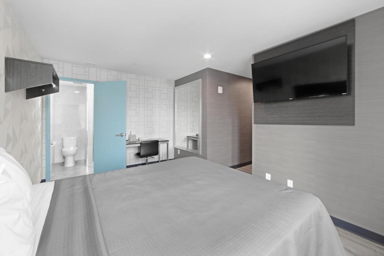 Deluxe Queen Room