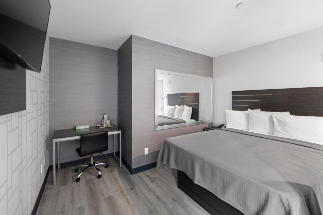 Deluxe Queen Room
