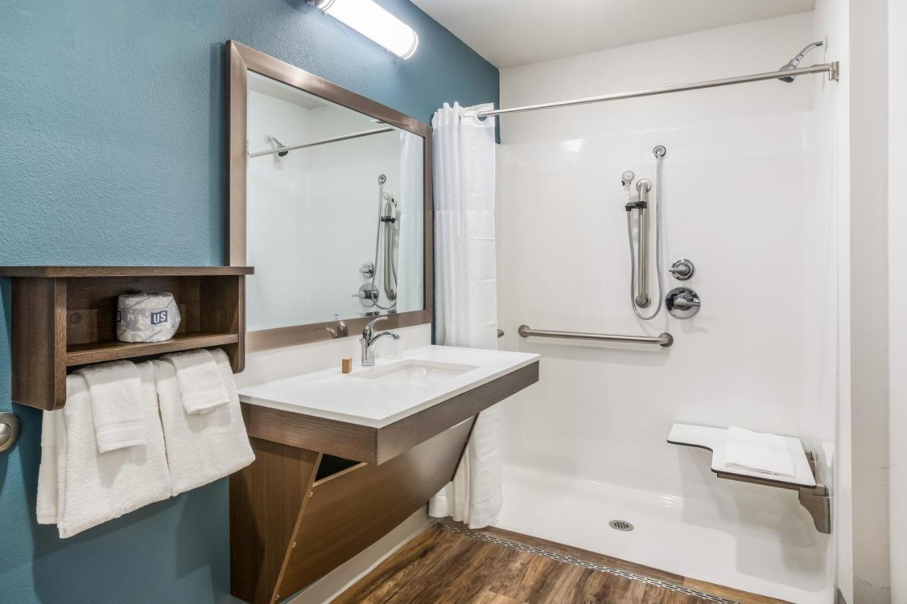Queen Room Roll Shower Accessible or Non Smoking,1299030748:JPEG