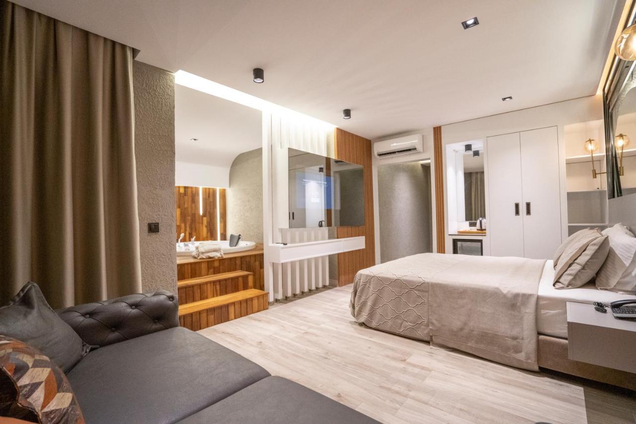 Quadruple Deluxe Room with Jacuzzi