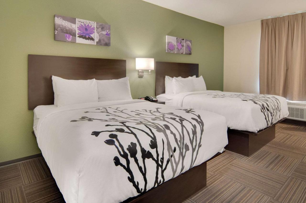 Quadruple Room Two Queen Beds Tub Disability Access or Non Smoking