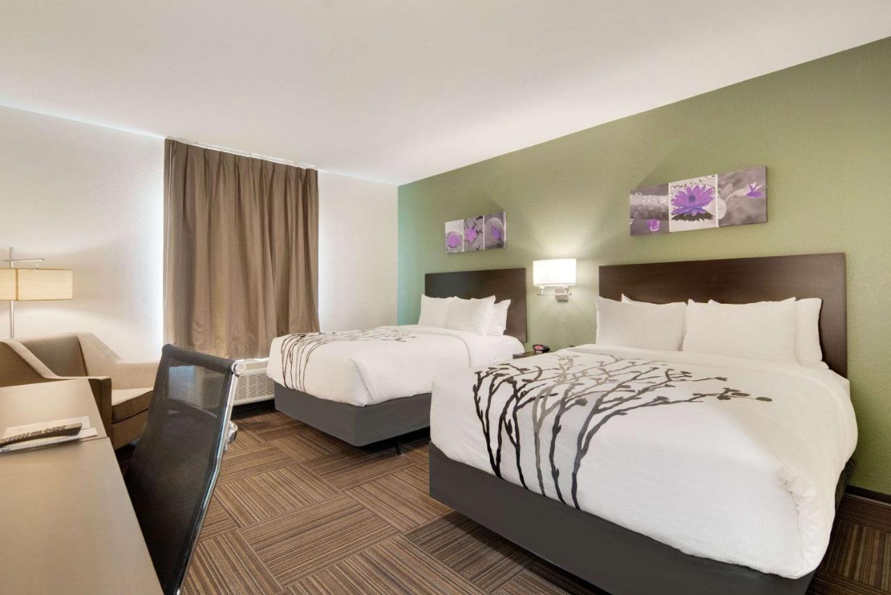 Quadruple Room Two Queen Beds Tub Disability Access or Non Smoking