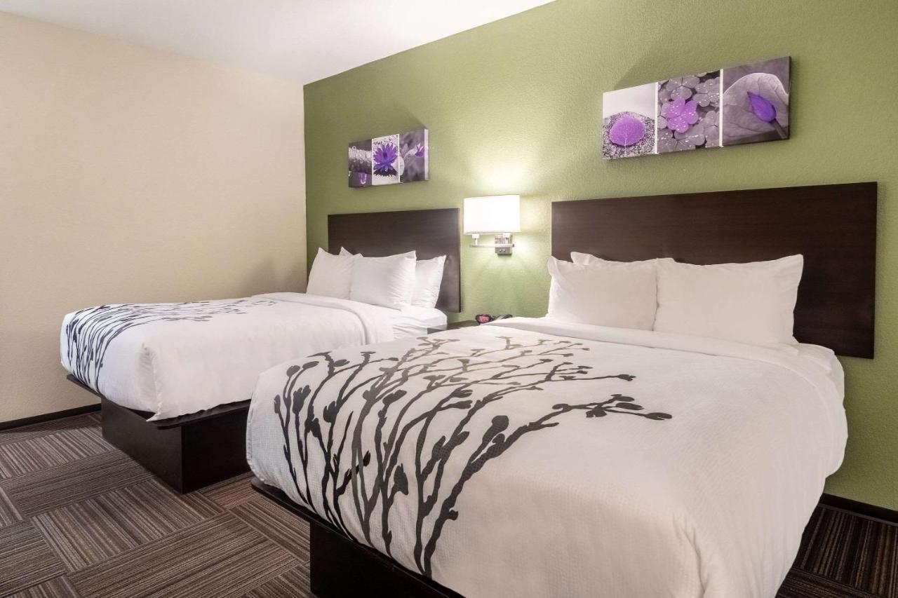 Quadruple Room Two Queen Beds Tub Disability Access or Non Smoking