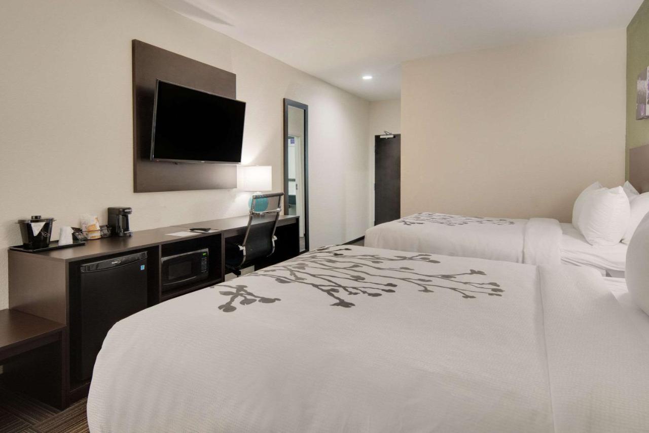 Quadruple Room Two Queen Beds Tub Disability Access or Non Smoking