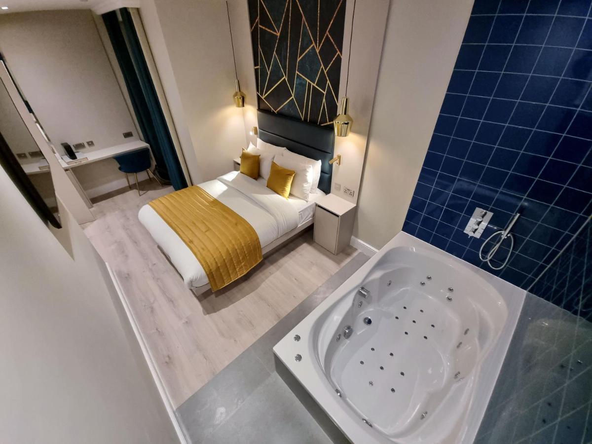 Signature Jacuzzi Suite