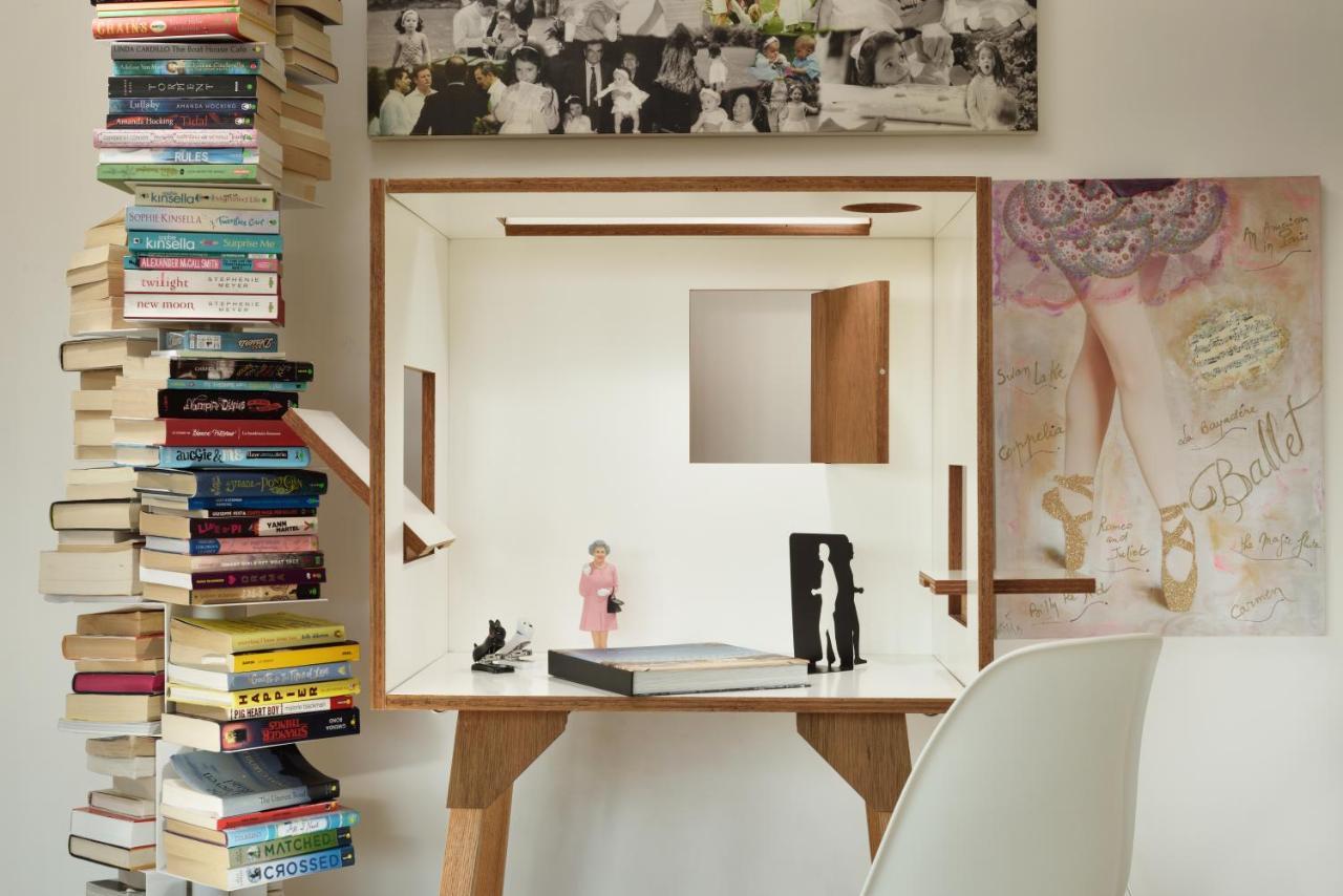 Habitación con cama extragrande.