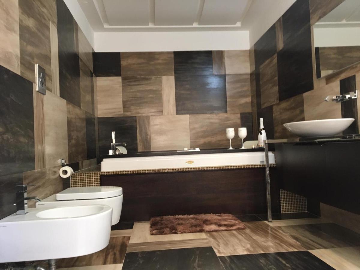 Family Room Private Bathroom