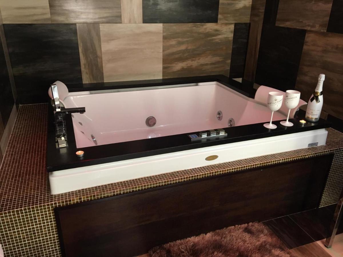 Family Room Private Bathroom