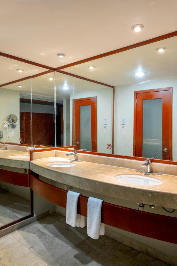 Accessible Room with One Queen Bed, Non-Smoking