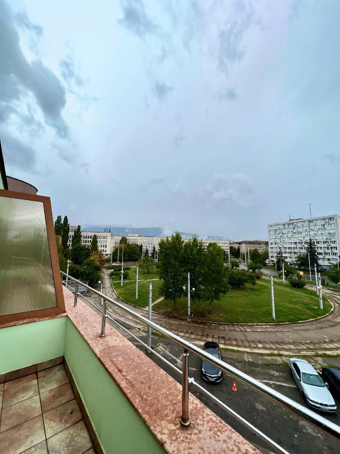 One-Bedroom Apartment Balcony,1299783670:JPEG