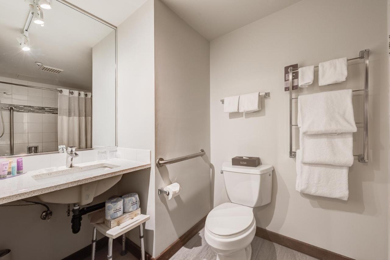 One Bedroom Accessible Queen Suite Full Kitchen