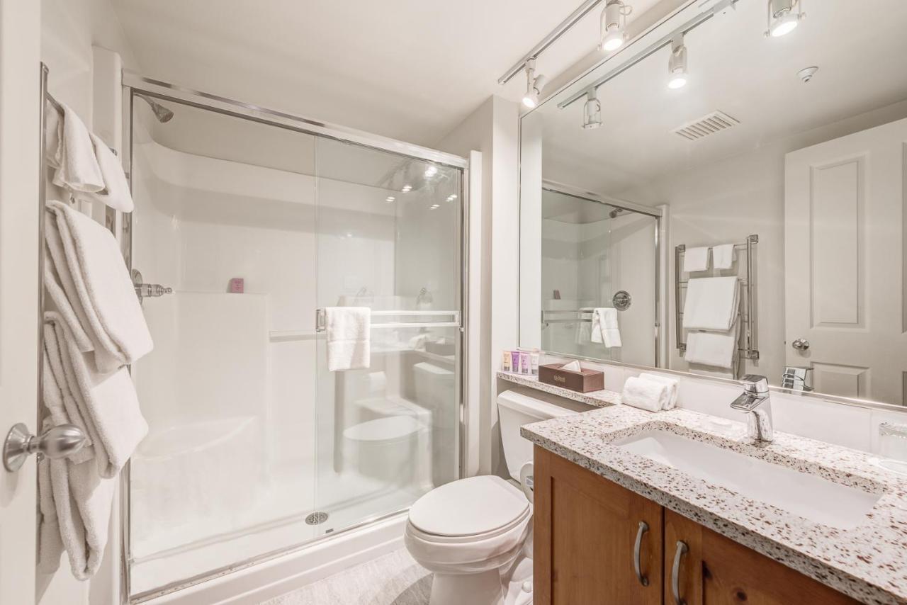 One-Bedroom Suite Full Kitchen