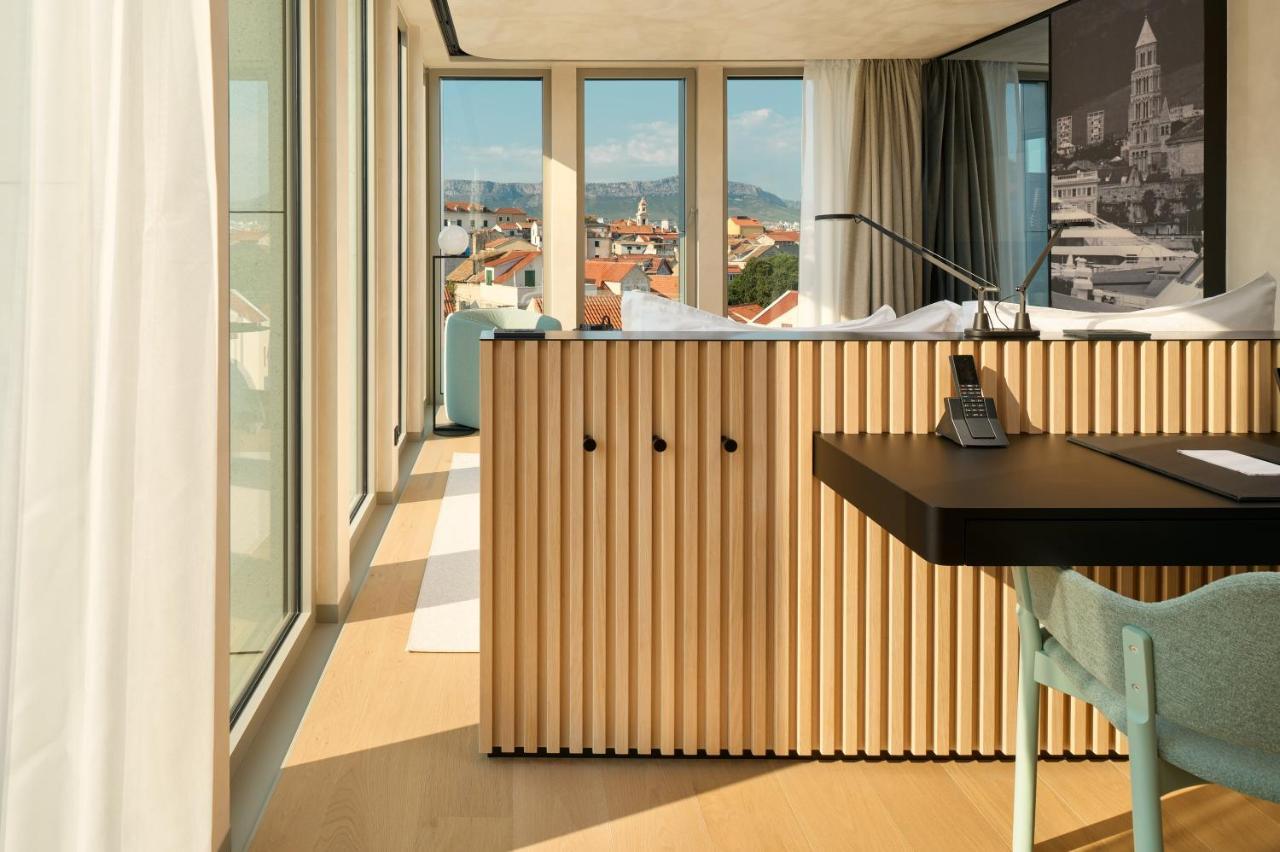 Superior King Room City View