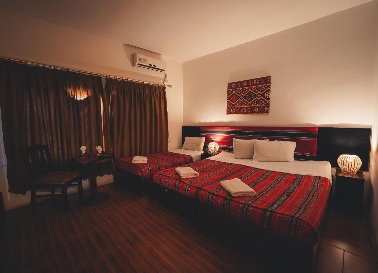 Dreibettzimmer mit Stadtblick