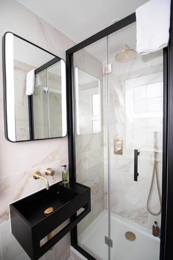 Deluxe Double Room Shower
