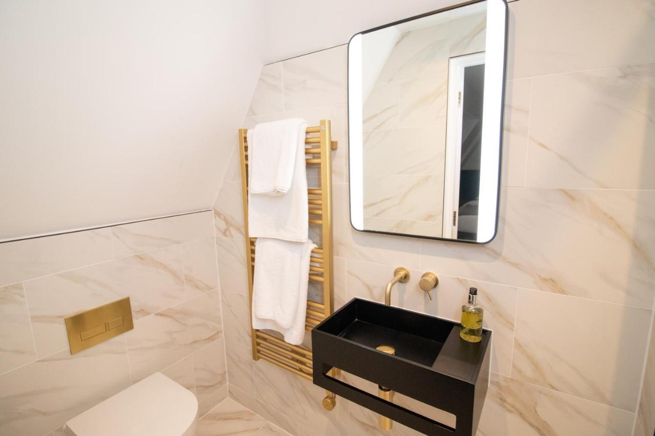 Deluxe Double Room Shower