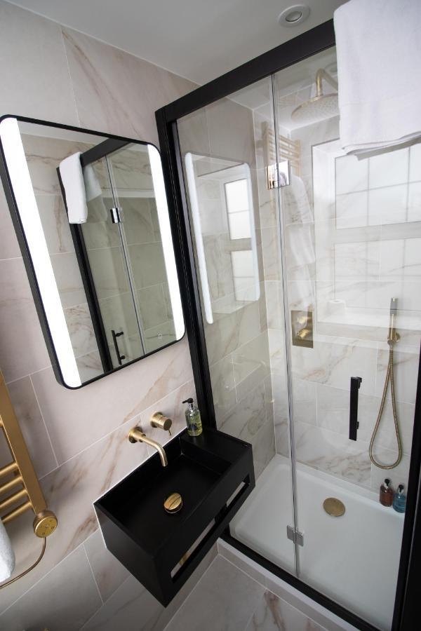 Deluxe Double Room Shower