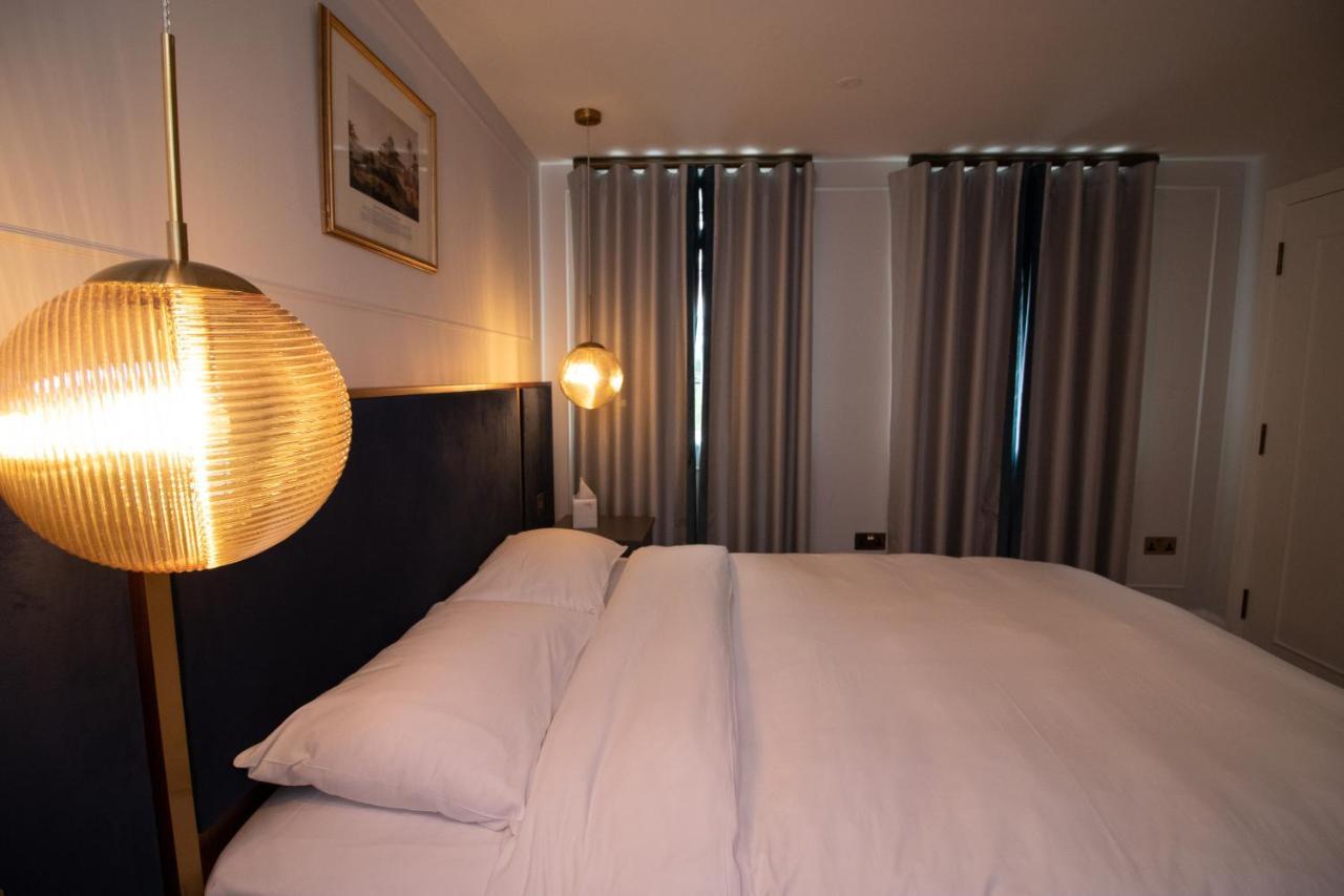 Deluxe Double Room Shower