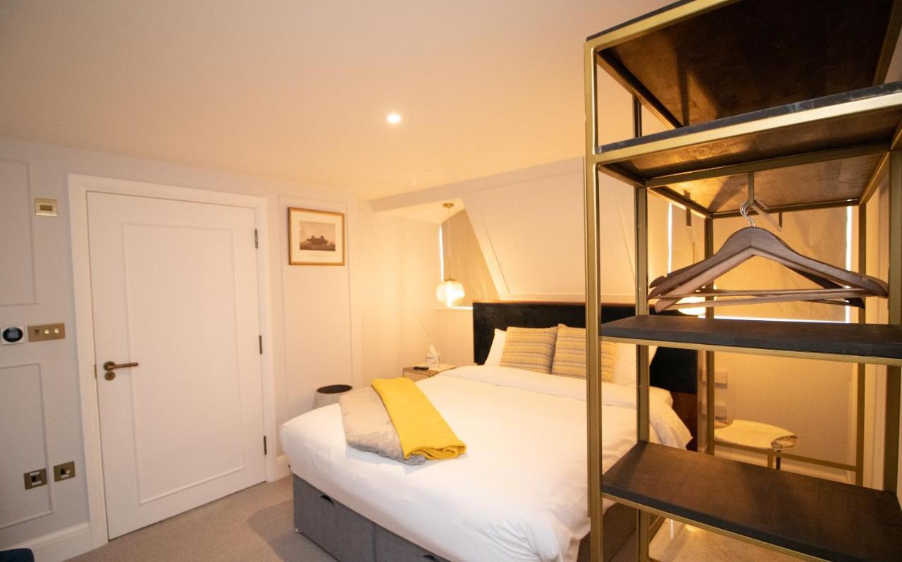 Deluxe Double Room Shower