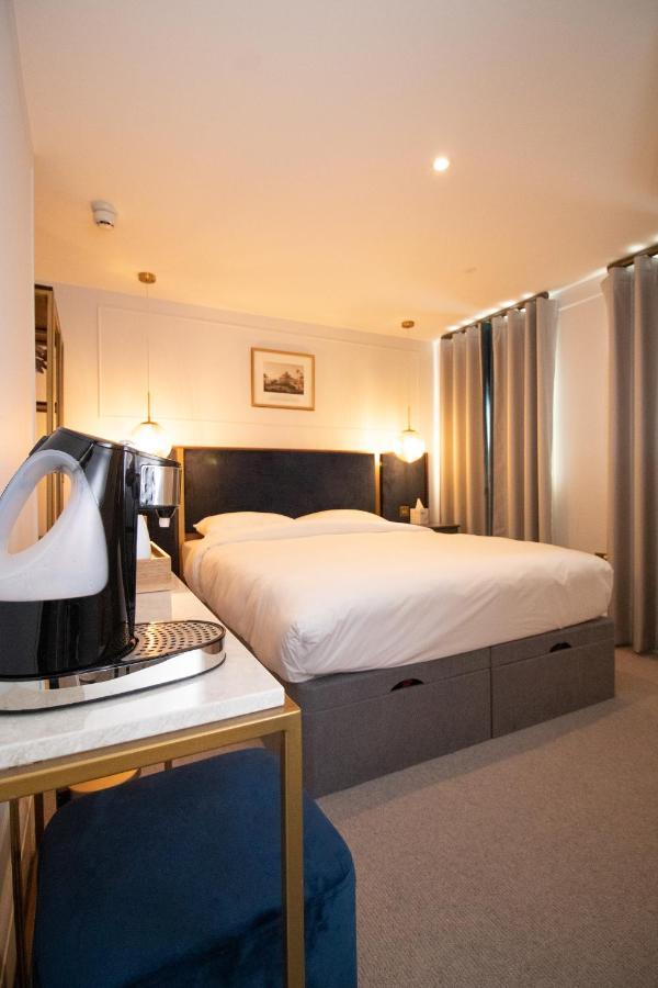Deluxe Double Room Shower