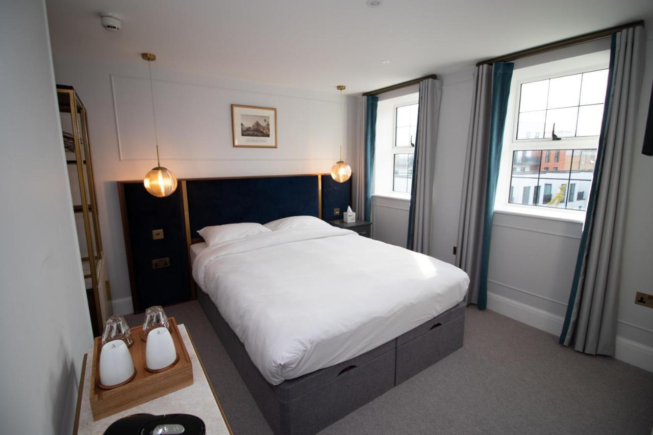 Deluxe Double Room Shower